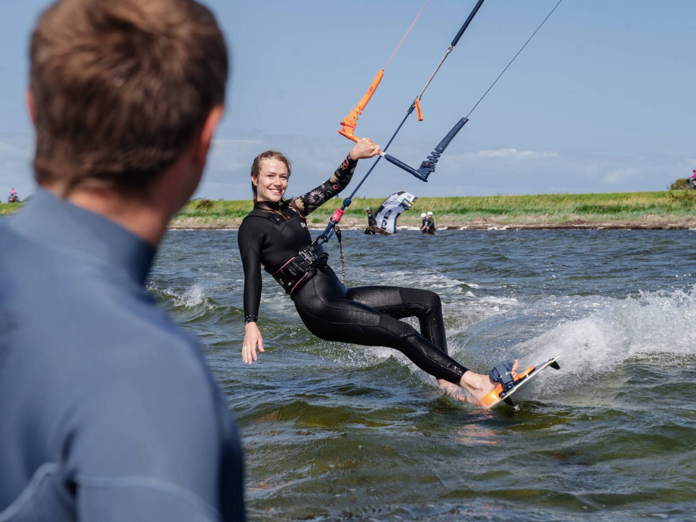 Kiter_springt_über_dem_meer