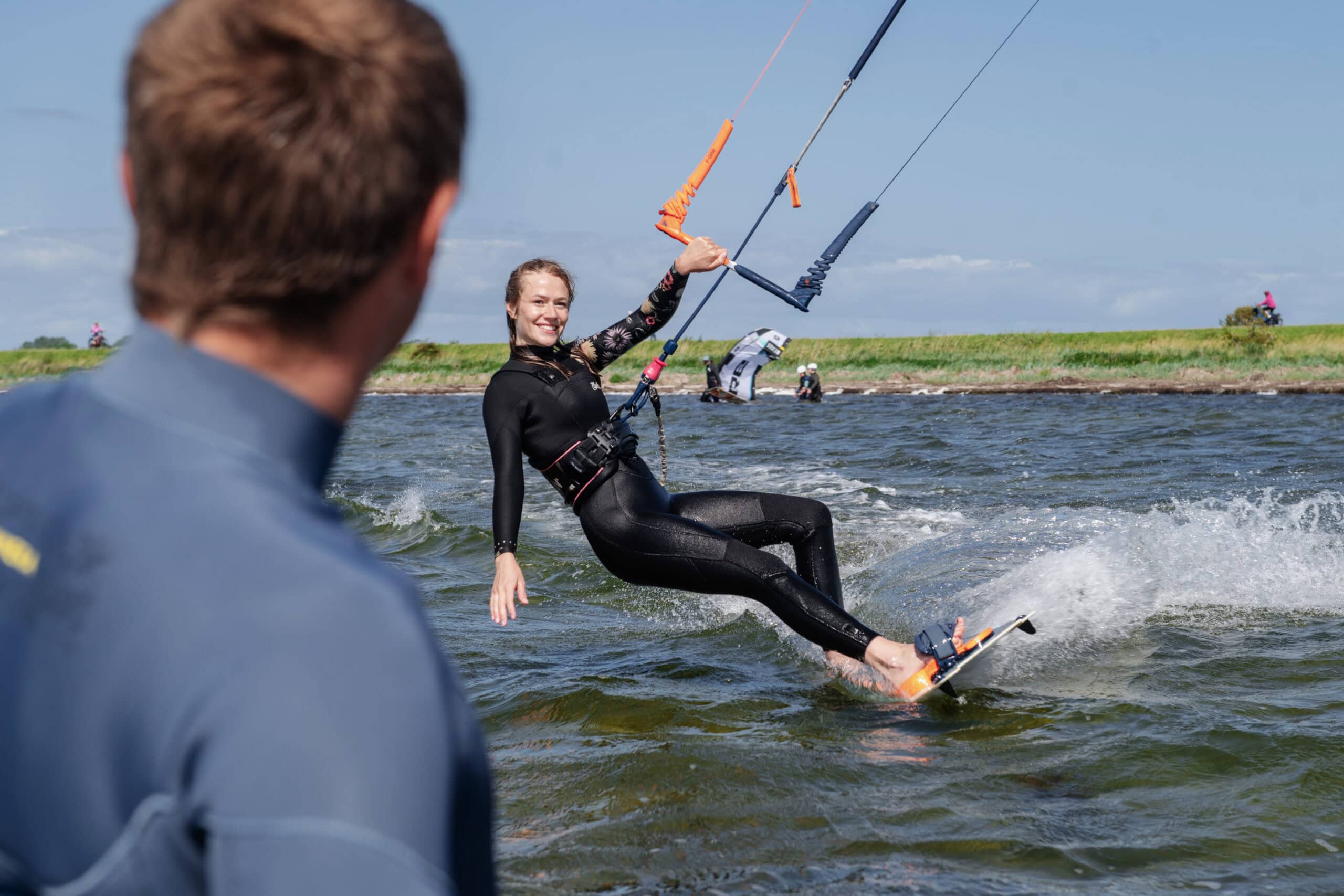 Kiter_springt_über_dem_meer