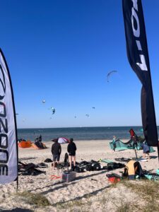 Strand_mit_Kitern_blauer_Himmel