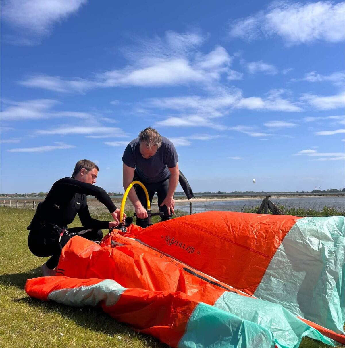 Kiter_bauen_Schirm_auf