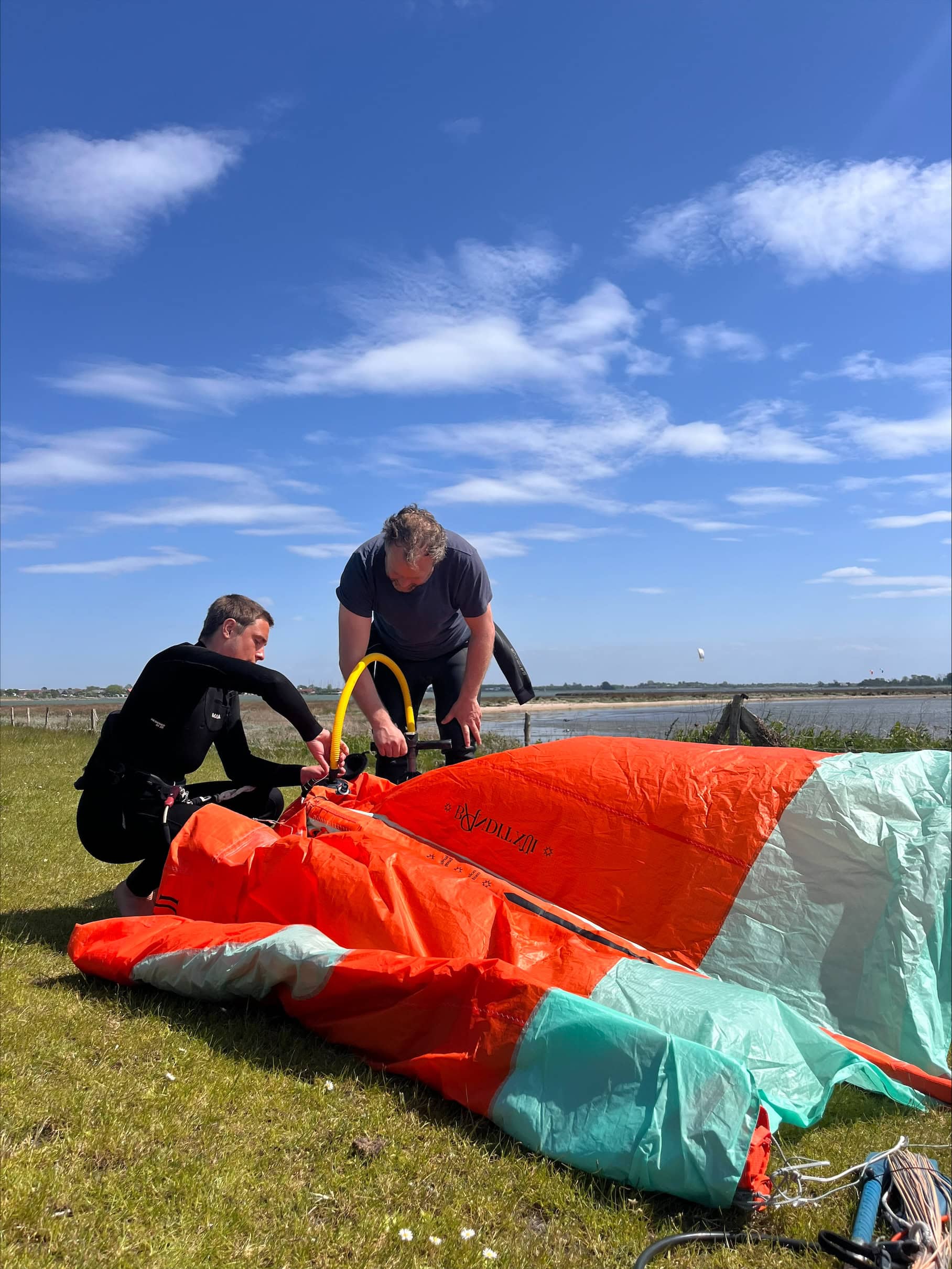 Kiter_bauen_Schirm_auf