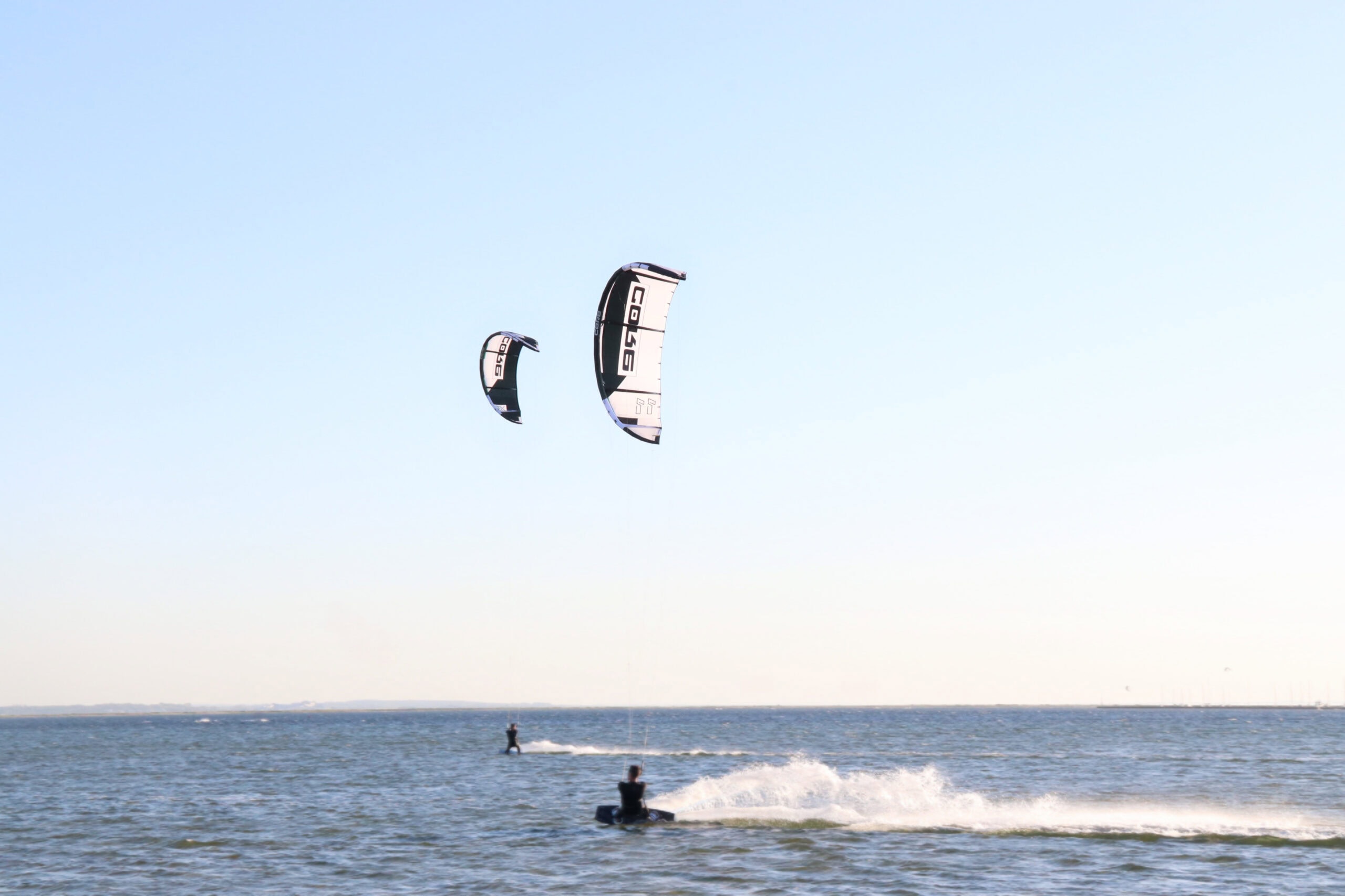 zwei_kiter_auf_dem_meer